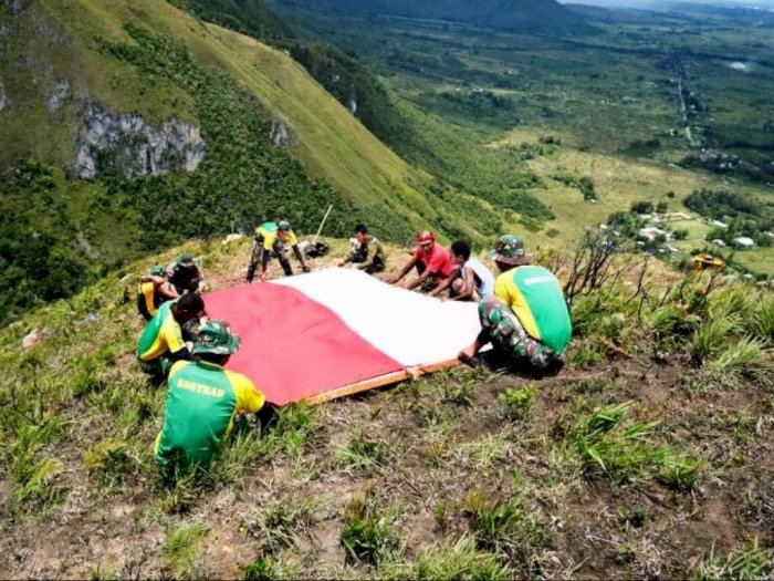 Bersama Kepala Suku, Satgas TNI Kibarkan Bendera Merah Putih di Gunung Bagarek