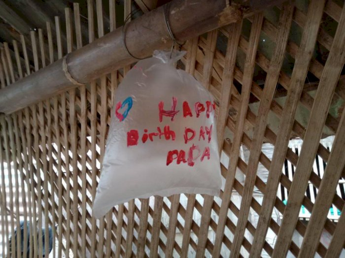 Rayakan Ulang Tahun Ayahnya, 2 Bocah Filipina Ini Bikin Balon dari Kantong Plastik