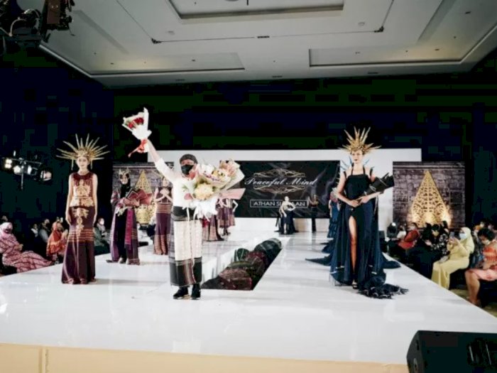 Peragaan Busana 'Indonesia Fashion Parade 2021' Tampilkan Keindahan Ulos Batak Handmade