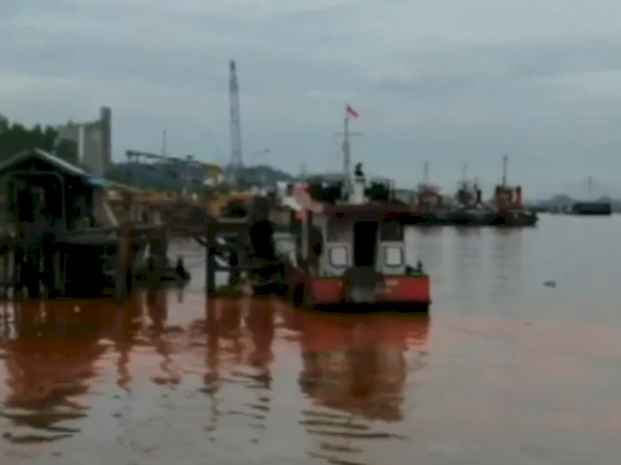 Kapal Tongkang Minyak Sawit Tenggelam, Aliran Sungai Mahakam Tercemar Tumpahan Minyak