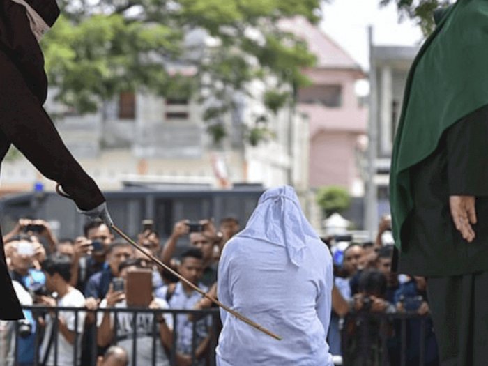 Langgar Syariat Islam, Hukuman Cambuk Berlangsung di Belakang Islamic Centre Aceh Tamiang