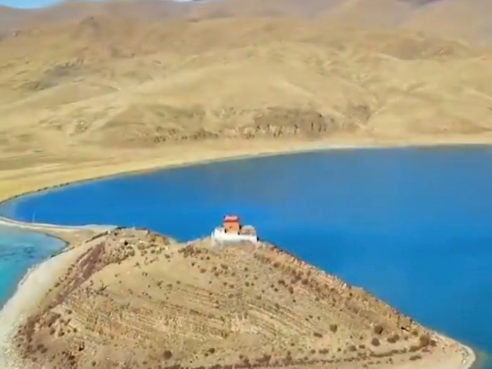 Jauh dari Peradaban, Biksu Ini Tinggal Sendiri di Kuil Tengah Danau
