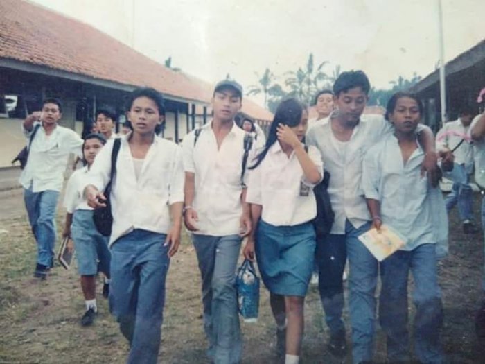 Foto Lawas Siswi SMA Tahun 1994 yang Dikawal Banyak Cowok, Netizen: Cantiknya Natural Sih!