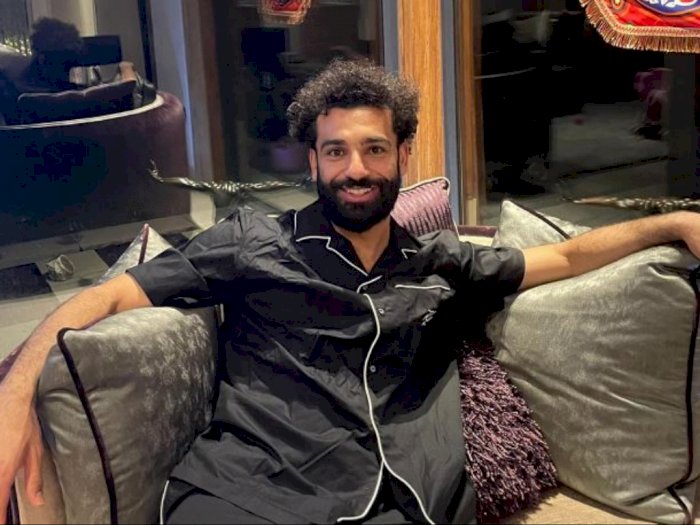 Duduk Bersantai di Sofa, Mohamed Salah Ucapkan Selamat Ramadan