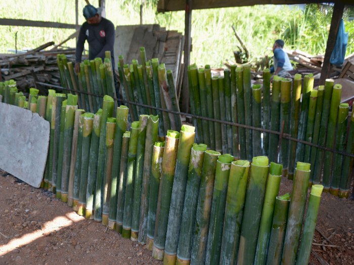 FOTO: Pembuatan Lemang Bambu Kuliner Ramadhan