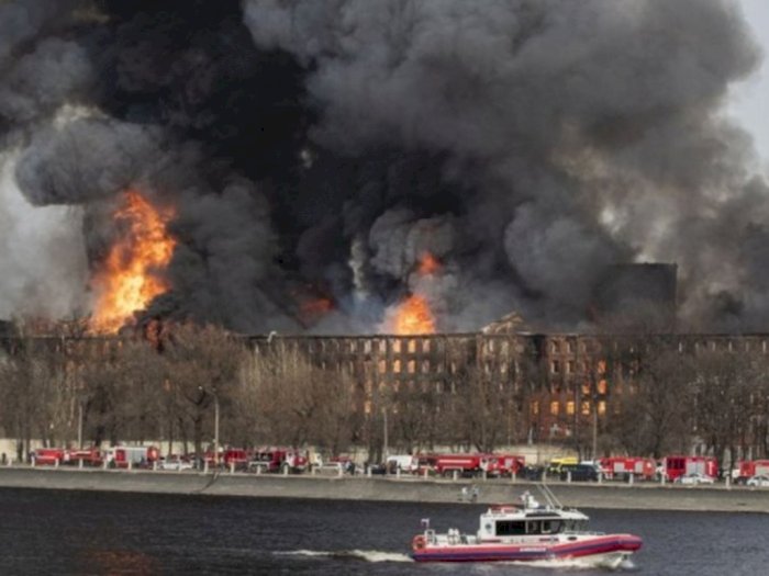 Pabrik Bata di Rusia Terbakar, Seorang Petugas Pamadam Kebakaran Tewas saat Bertugas