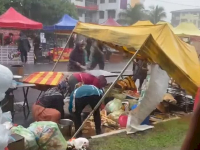 Tenda-tenda Penjual di Bazar Ramadhan Malaysia Rusak Akibat Cuaca Buruk dan Banjir Bandang