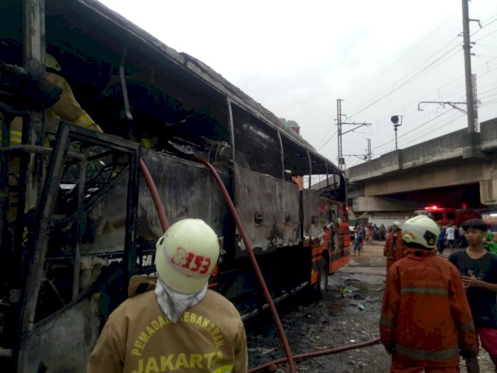 Sebuah Bus Ludes Dilahap Api di Mangga Dua Jakarta Utara
