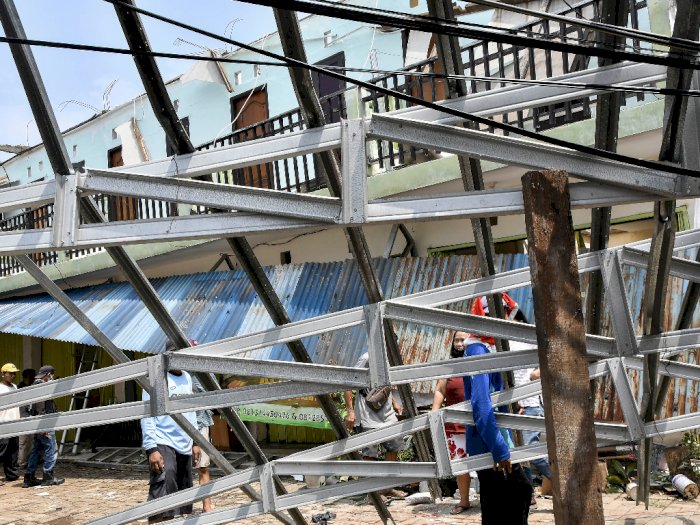 FOTO: Perbaikan Rumah Terdampak Angin Puting Beliung di Bekasi