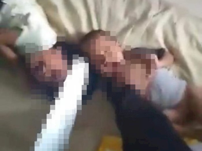 Viral, Pria di Malaysia Ini Mengancam Anaknya dengan Pisau dan Menginjak Lehernya