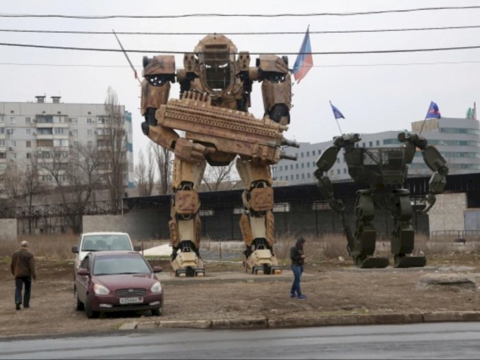 Robot Bersenjata Menjulang di Jalan Donetsk saat Ketegangan Meningkat di Ukraina