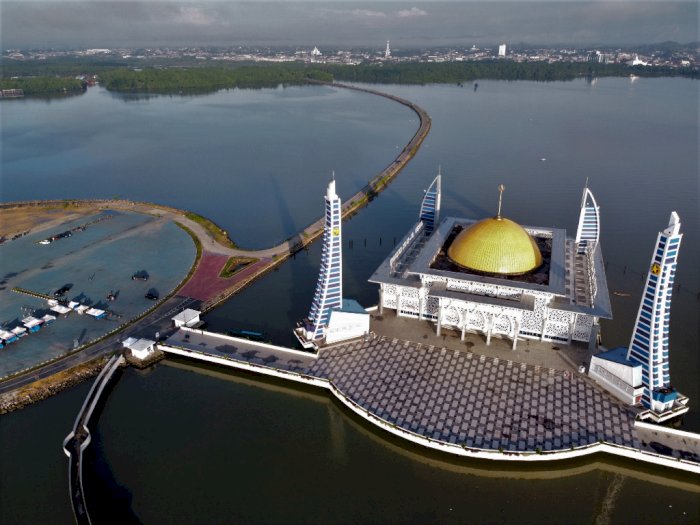 FOTO: Wisata Religi Masjid Al Alam di Teluk Kendari