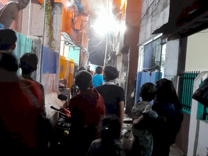 Merinding! Akibat Kabel Mesin Jahit, Sebuah Rumah di Jakbar Ludes Terbakar