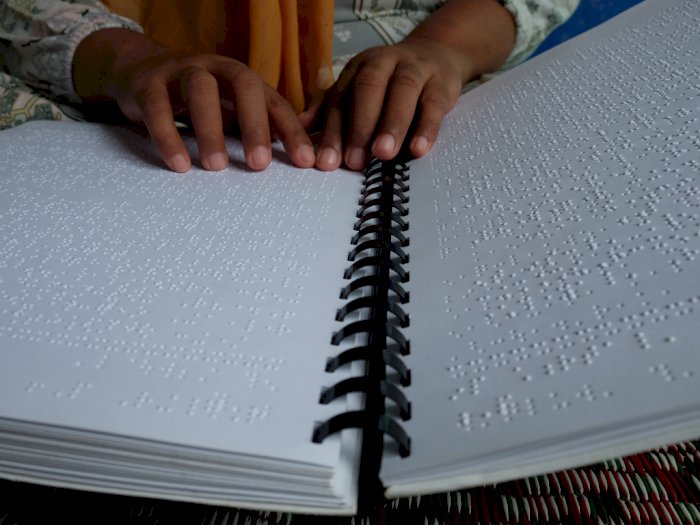 FOTO: Penyandang Tunanetra di Medan Baca Alquran yang Dicetak dengan Huruf Braille