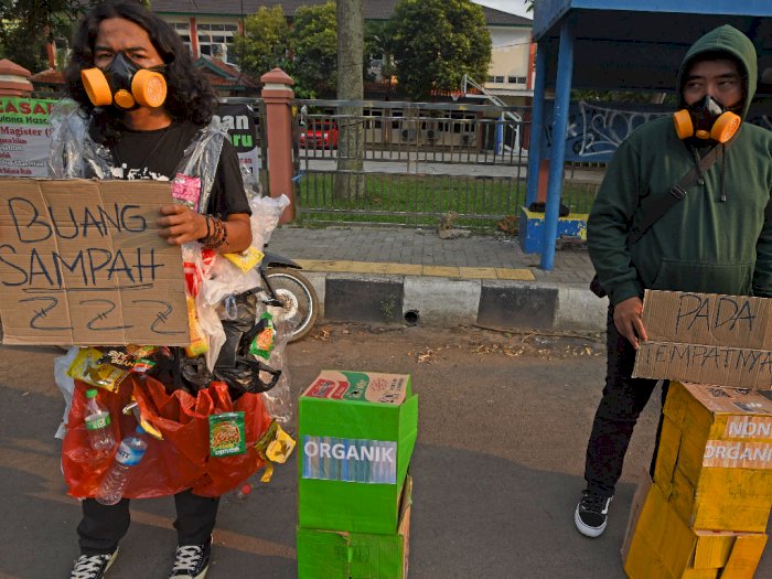 FOTO: Protes Kebijakan Penanganan Sampah Plastik