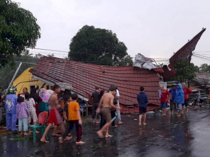 Angin Puting Beliung, Hujan Deras dan Petir Merusak 75 Rumah Warga di Kabupaten OKU Sumsel