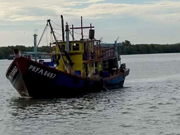 KKP Tangkap Kapal Ikan Ilegal berbendera Malaysia di Selat Malaka