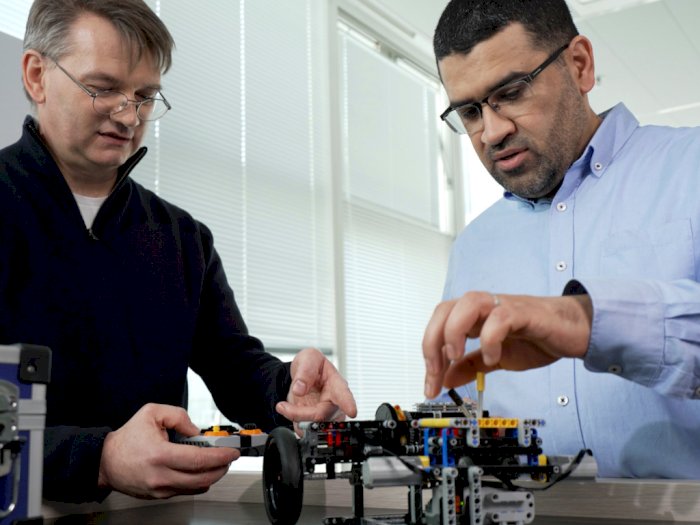 Insinyur Renault Pakai Koleksi Lego untuk Rancang Transmisi Hibrid E-Tech!