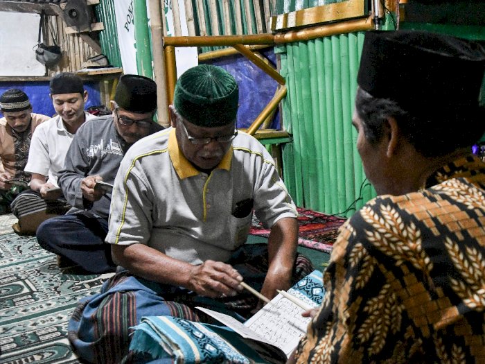 FOTO: Belajar Mengaji Al Quran Untuk Warga Lansia