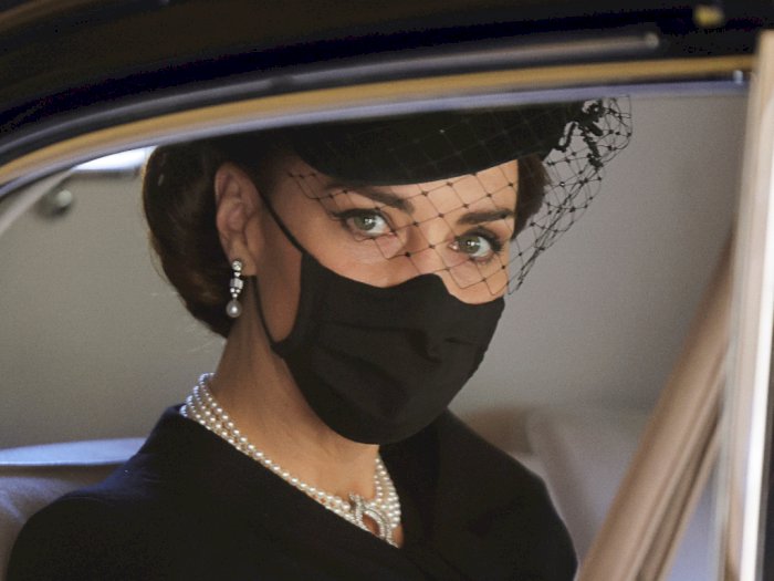 Mengintip Perhiasan Kate Middleton Saat Pemakaman Pangeran Philip, Bermakna Dalam