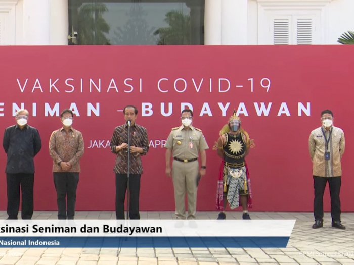Jokowi Didampingi Anies-Sandi Tinjau Vaksinasi Covid-19 ke Seniman