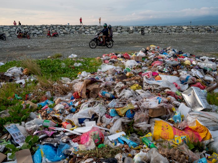 FOTO: Penumpukan Sampah di Pantai Wisata Talise