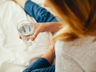 6 Manfaat Penting Minum Air Putih Hangat saat Sahur