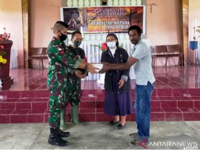 TNI Bagikan Alkitab ke Warga dan Gereja di Perbatasan Papua