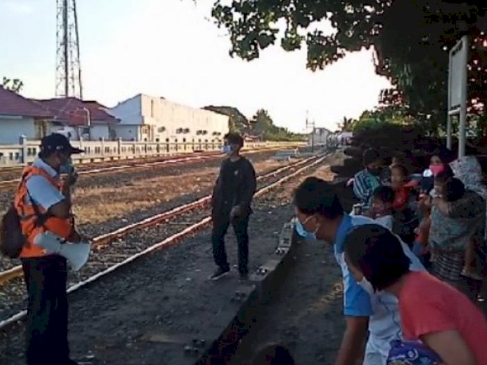 Ngabuburit di Perlintasan Kereta, 2 Anak Tertabrak KA Gajayana
