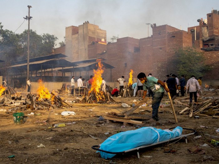 Korban Meninggal Covid-19 di India Membludak, Puluhan Jenazah Terpaksa Dikremasi Massal