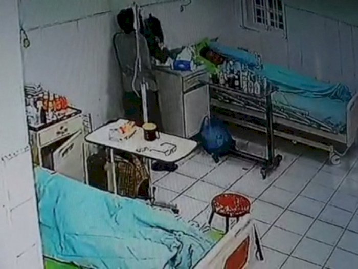 Maling Terekam CCTV Bobol Ruang Isolasi Pasien Covid-19 di RSUD Pirngadi Medan