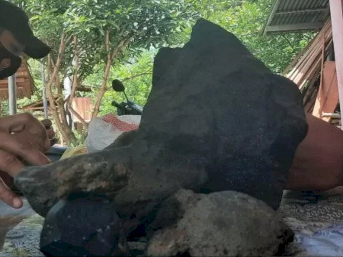 Cerita Warga Temukan Batu Diduga Meteor, Ada yang Melihat Percikan Api Jatuh di Lokasi