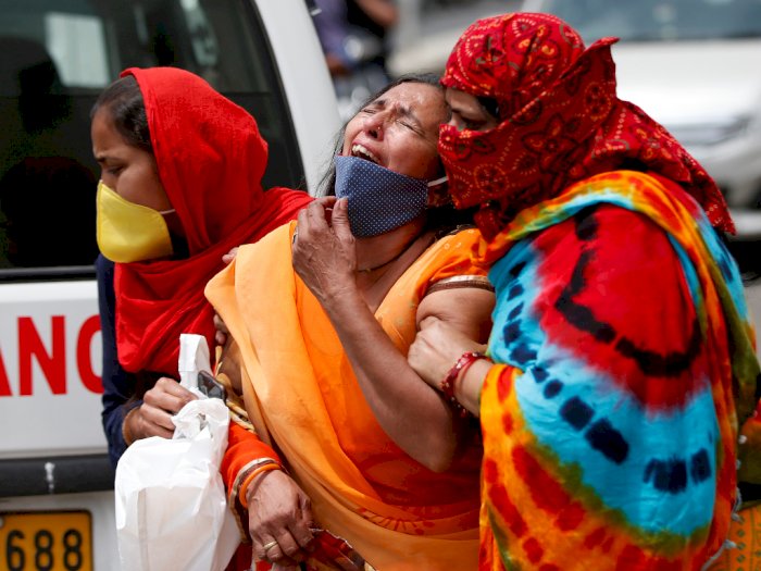 Tangis Berderai Saat Kremasi Massal Korban Meninggal Covid-19 di India yang Tinggi