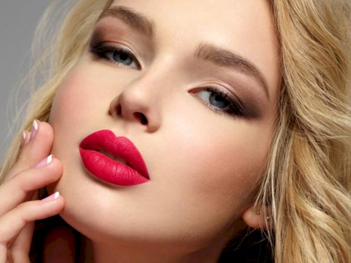 Tips Pakai Lipstik Seperti Tampilan Model Iklan, Kuncinya Ada 2