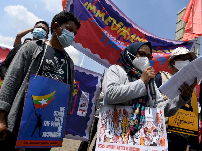 FOTO: Unjuk Rasa Kedatangan Pemimpin Junta Myanmar