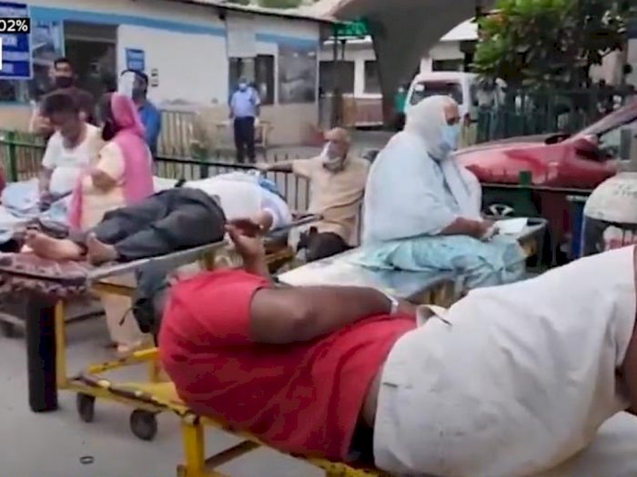 Pasien Virus Corona di India Terlihat Berbaring di Luar Rumah Sakit