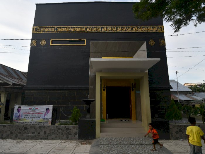 FOTO: Melihat Masjid Berarsitektur Kabah di Palu