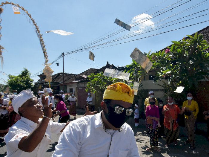 FOTO: Tradisi Mesuryak Pada Hari Raya Kuningan di Bali