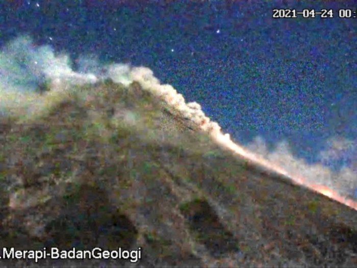 Gunung Merapi Empat Kali Luncurkan Awan Panas Berjarak 1.800 Meter