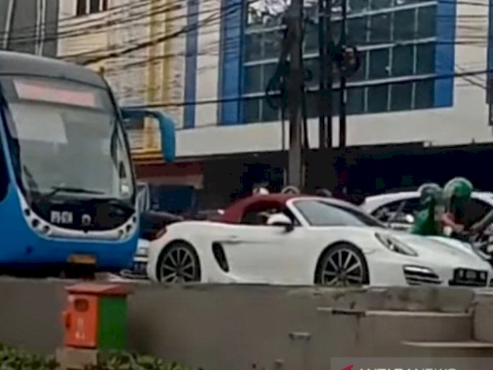 Sempat Viral Terobos Jalur Transjakarta, Polda Metro Tangkap Pengemudi Porsche Putih
