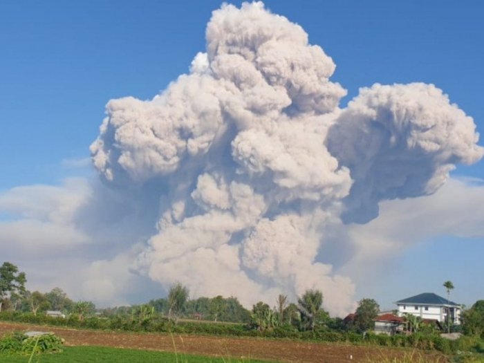 Gunung Sinabung Kembali Luncurkan Awan Panas Bertekanan Lemah dan Tertutup Kabut