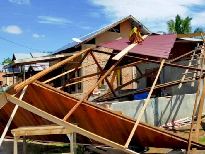 Angin Puting Beliung Merusak 20 Rumah Warga dan Ruang Belajar Ngaji di Peureulak Aceh