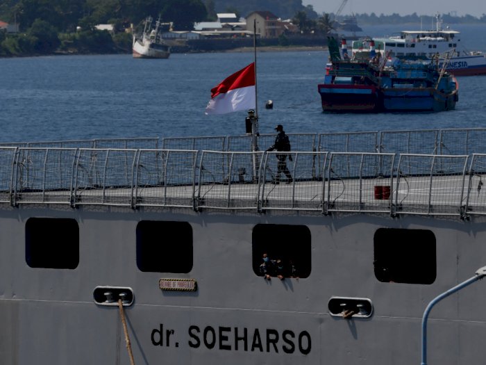 Beri Penghormatan Untuk Awak KRI Nanggala-402, Kapal TNI AL Kibar Bendera Setengah Tiang