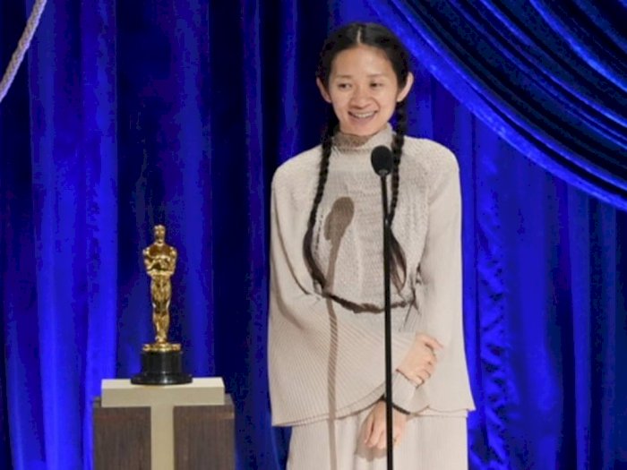 Chloe Zhao Cetak Sejarah Baru Usai Menangkan Piala Oscar di Kategori Sutradara Terbaik!