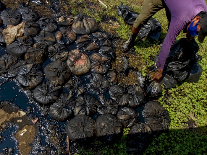FOTO: Tumpahan Minyak Mentah Kembali Cemari Laut Karawang