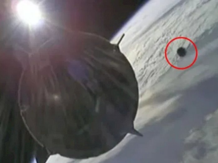 Astronot SpaceX Nyaris Dua Kali Tertabrak Puing-puing Luar Angkasa