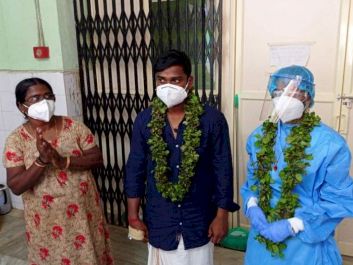 Pasangan Ini Melangsungkan Pernikahan di Rumah Sakit, Pengantin Wanita Hanya Pakai APD