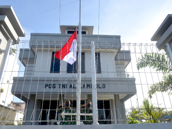 FOTO: TNI AL Kibarkan Bendera Setengah Tiang