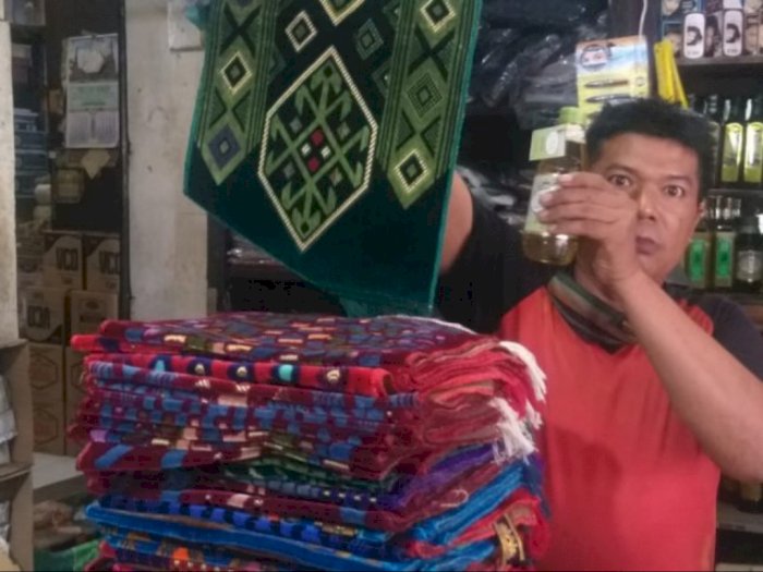 Bulan Ramadan, Sajadah Asal Turki Ramai Diminati Pembeli di Medan