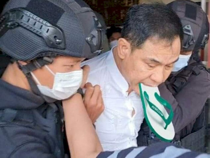 Cek Fakta: Munarman Ditangkap Polisi, Mulutnya Disumpal Sendal, Ini Sebenarnya Terjadi